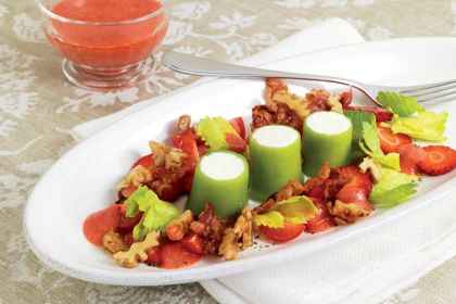 Sauerrahm-Parfait mit Tomaten-Erdbeersalat